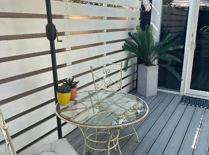 Adorable 1 Bedroom Cottage