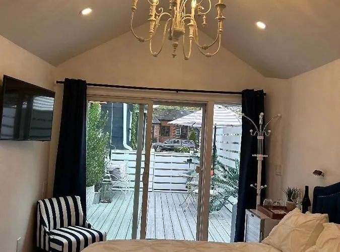 Adorable 1 Bedroom Cottage
