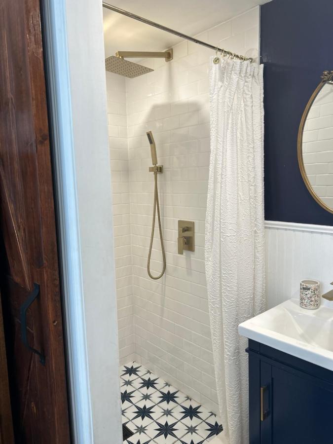 Adorable 1 Bedroom Appartamento *